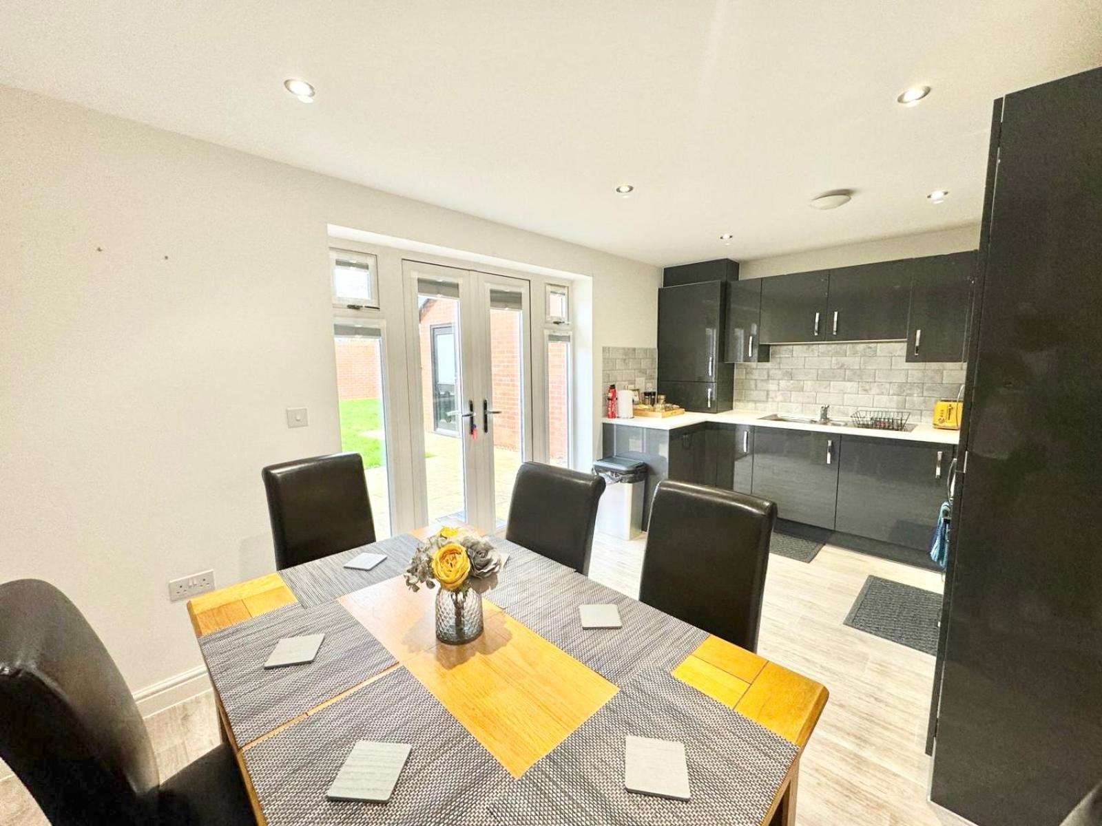 Folkestone Central Family Home: 3BR with Parking Exterior photo