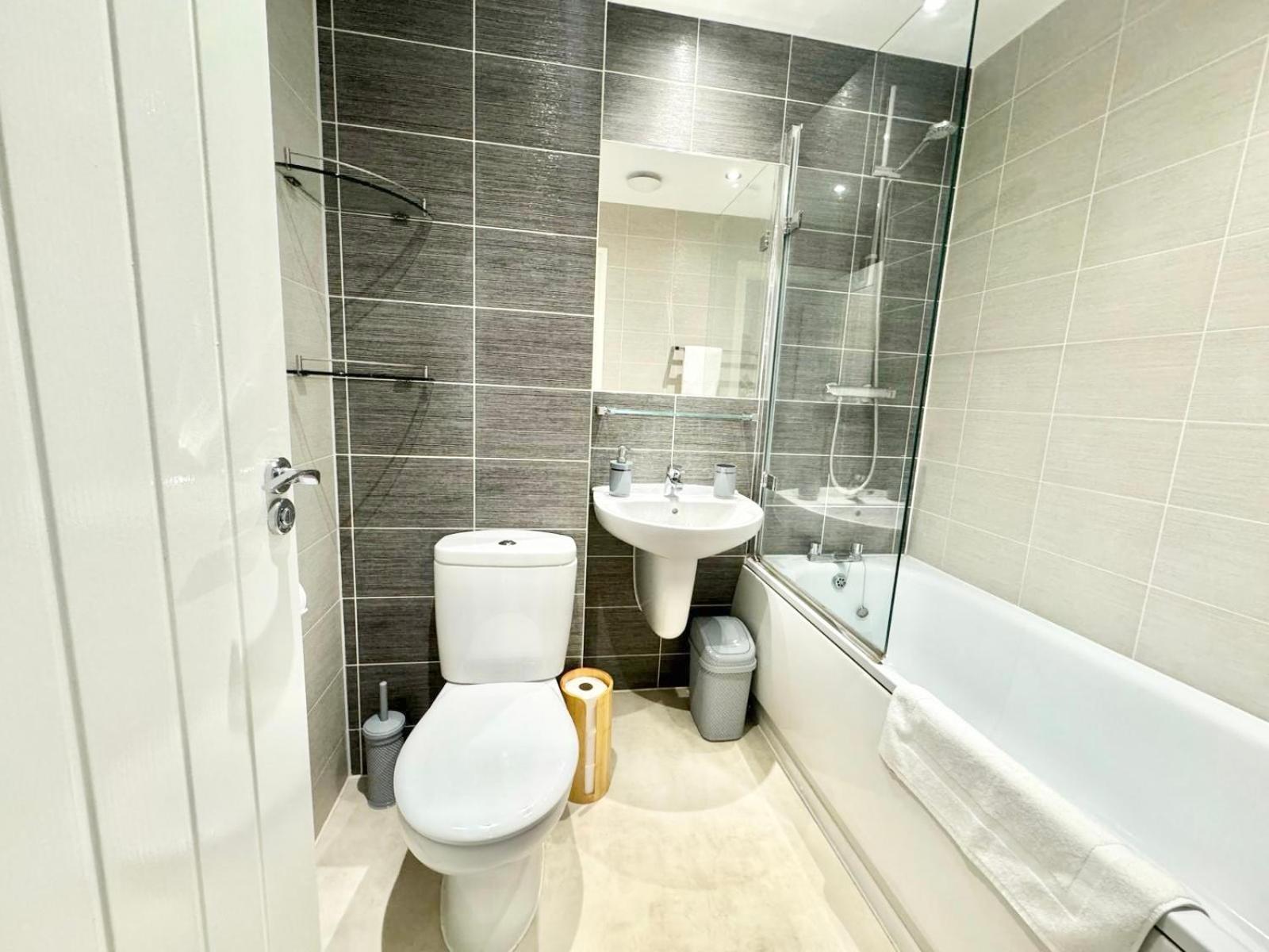 Folkestone Central Family Home: 3BR with Parking Exterior photo